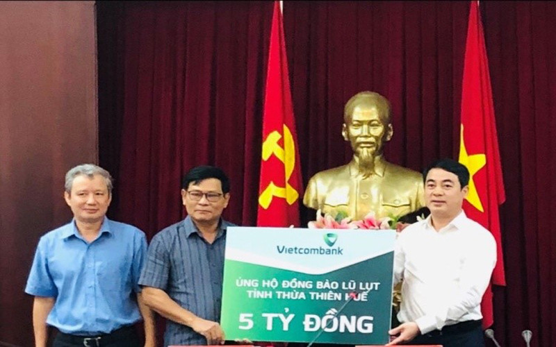 Thay mặt Vietcombank, đồng chí Nghiêm Xuân Thành, Bí thư Đảng ủy, Chủ tịch HĐQT (ngoài cùng bên phải) trao số tiền 5 tỷ đồng ủng hộ đồng bào tỉnh Thừa Thiên Huế.