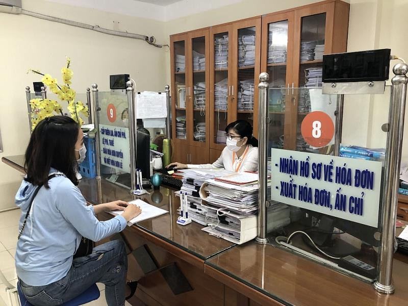 Người nộp thuế đang thực hiện quyết toán thuế tại Chi cục Thuế quận Nam Từ Liêm. (Ảnh: Thùy Linh)