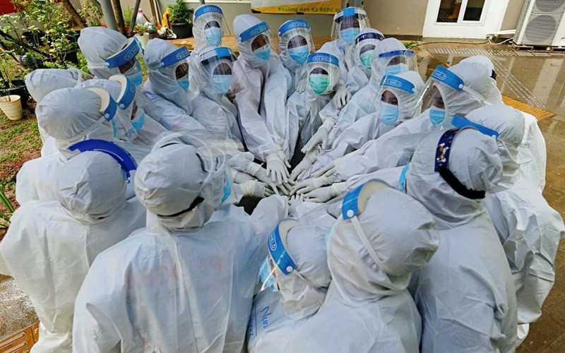 Nhân viên y tế Indonesia trong bộ đồ bảo hộ y tế. (Ảnh: Reuters)