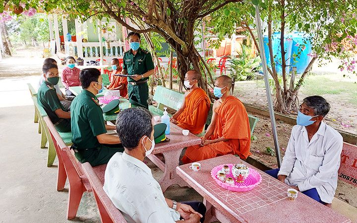 Cán bộ Đồn Biên phòng Phú Mỹ (tỉnh Kiên Giang) triển khai ký kết thực hiện quy định phòng, chống Covid-19 và chống xuất, nhập cảnh trái phép với người dân.