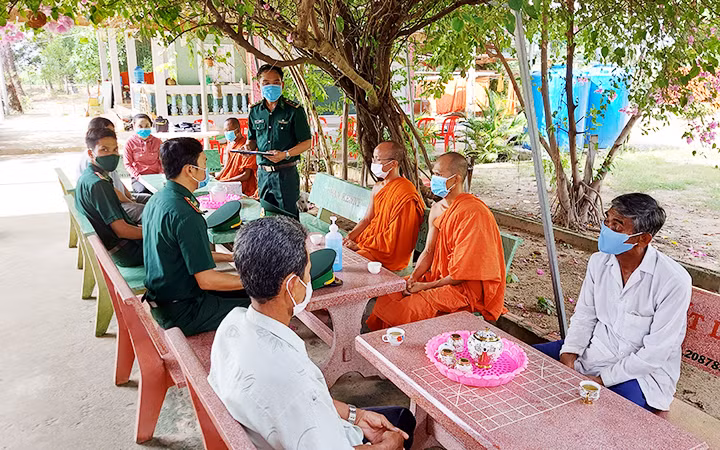 Cán bộ Đồn Biên phòng Phú Mỹ (tỉnh Kiên Giang) triển khai ký kết thực hiện quy định phòng, chống Covid-19 và chống xuất, nhập cảnh trái phép với người dân.