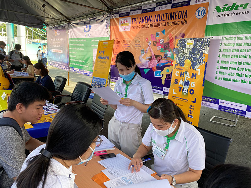 Sàn GDVL sáng 19-11 tại Khu công nghệ cao, quận 9 thu hút rất đông người lao động tìm kiếm việc làm.