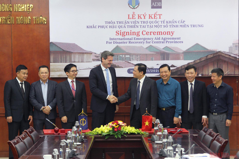 Bộ trưởng Bộ NN&PTNT Nguyễn Xuân Cường và Giám đốc ADB tại Việt Nam Andrew Jeffries chúc mừng lễ ký kết thành công. 