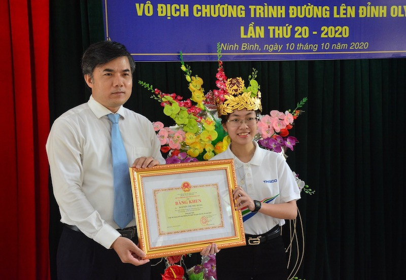 Vụ trưởng Vụ Giáo dục Chính trị và Công tác học sinh sinh viên Bùi Văn Linh trao Bằng khen của Bộ trưởng GD-ĐT cho quán quân Nguyễn Thị Thu Hằng (bên phải ảnh)