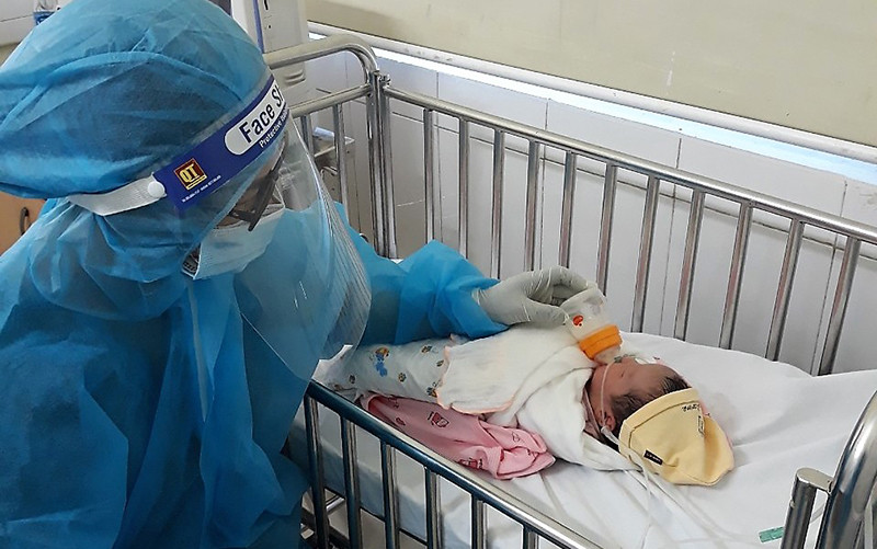 Thai nhi được các y, bác sỹ chăm sóc và theo dõi đặc biệt.