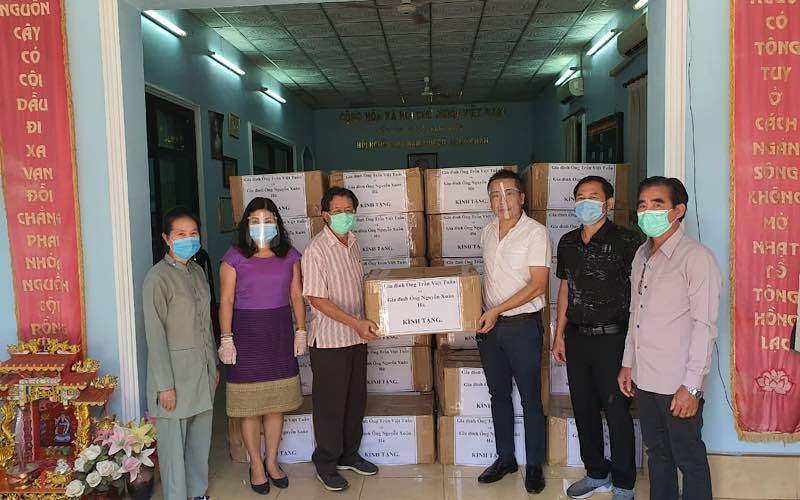 Ông Nguyễn Xuân Hà (thứ 3 từ phải sang) tại lễ trao tặng, ngày 22-5.