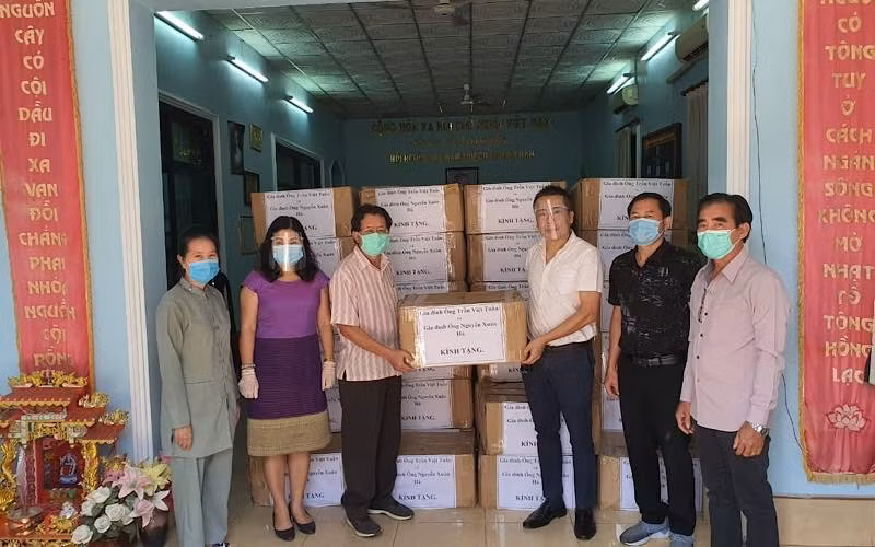 Ông Nguyễn Xuân Hà (thứ 3 từ phải sang) tại lễ trao tặng, ngày 22-5.