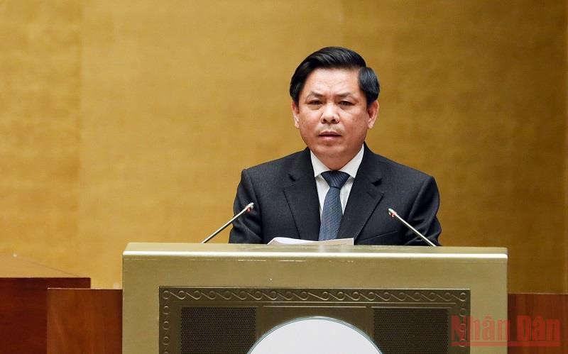 Bộ trưởng Giao thông vận tải Nguyễn Văn Thể trình bày Tờ trình về chủ trương đầu tư dự án xây dựng công trình đường bộ cao tốc bắc-nam phía đông, giai đoạn 2021-2025. (Ảnh: DUY LINH)
