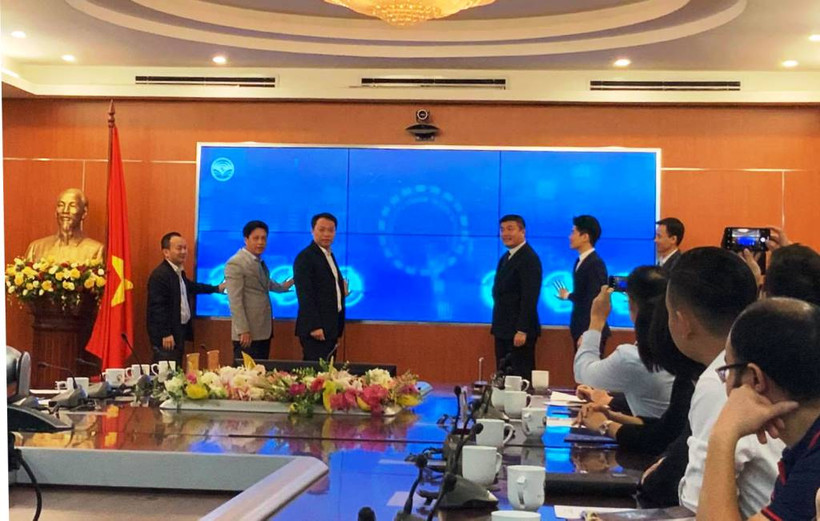 Nhấn nút ra mắt nền tảng định danh điện tử VNPT eKYC.