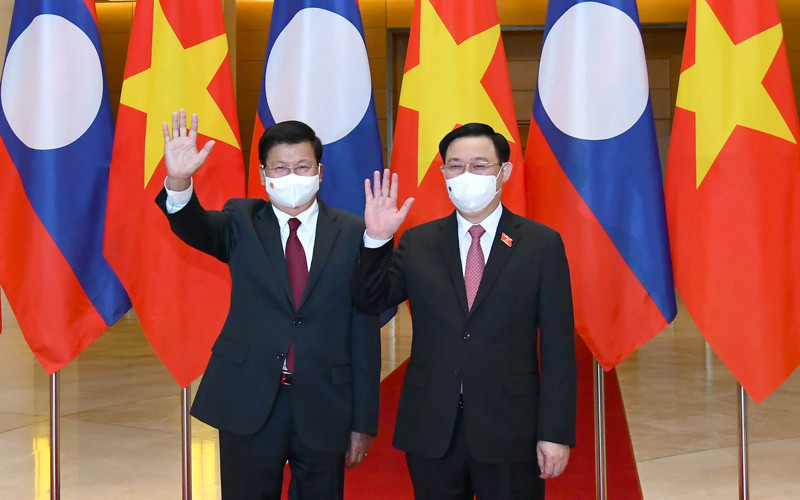 Chủ tịch Quốc hội Vương Đình Huệ và Tổng Bí thư, Chủ tịch nước Lào Thongloun Sisoulith tại lễ đón. Ảnh: Duy Linh.