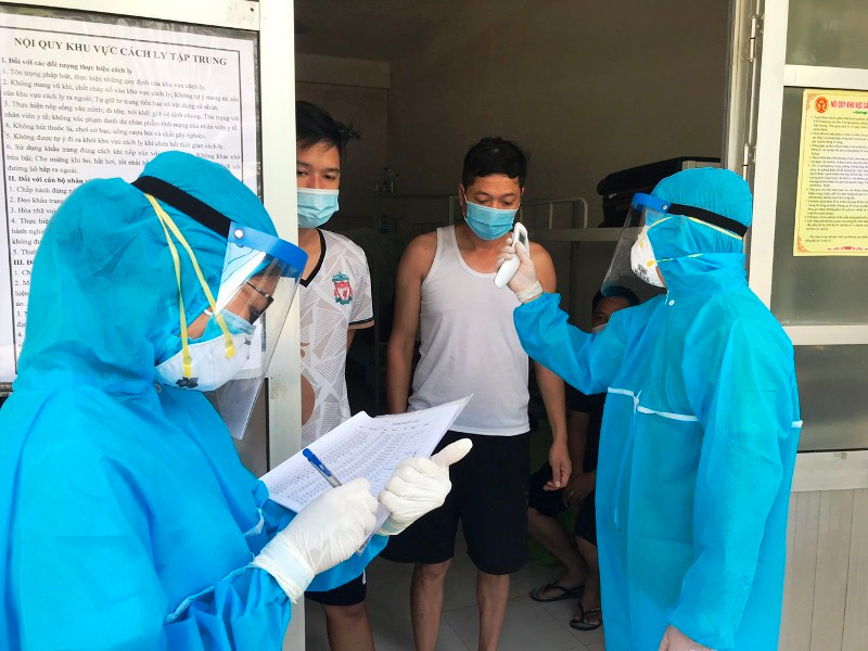 Nhân viên y tế kiểm tra sức khỏe các trường hợp phải cách ly tập trung tại ký túc xá Đại học Hải Dương.