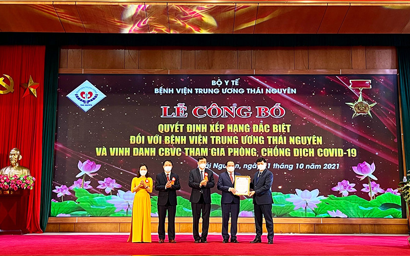 Bệnh viện Trung ương Thái Nguyên nhận quyết định xếp hạng đặc biệt