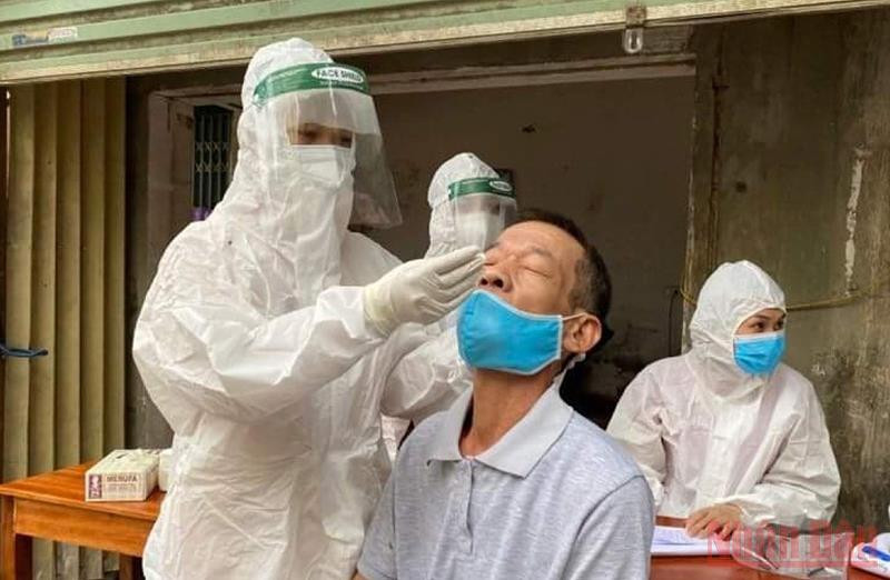Test nhanh cho người dân trên địa bàn thành phố Điện Biên Phủ.