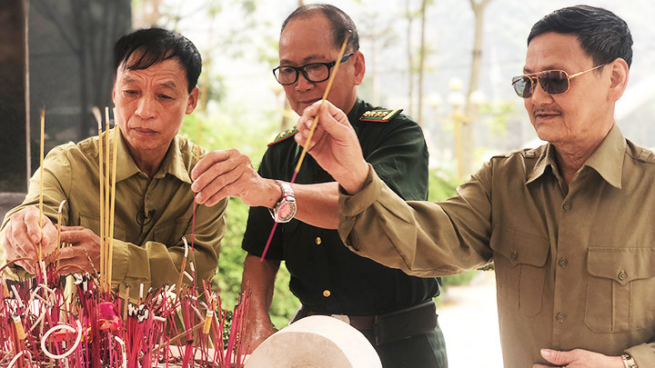 Ông Nguyễn Vũ Dương, ông Nguyễn Xuân Hòa và ông Hoàng Tựt thắp hương tại Nghĩa trang liệt sĩ Mèo Vạc.