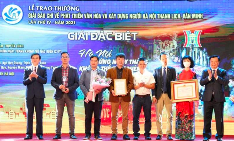 Lãnh đạo thành phố Hà Nội trao giải Đặc biệt cho nhóm tác giả của Đài Phát thanh-Truyền hình Hà Nội.