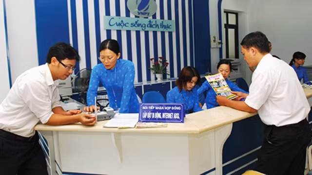 Khách hàng đến bưu điện nộp phí tiền điện thoại hằng tháng.