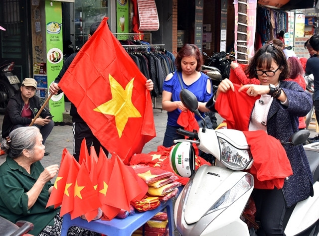 Các cửa hàng bán đồ cổ vũ bóng đá trên phố Hàng Bông tấp nập người mua sắm chuẩn bị cho trận chung kết.
