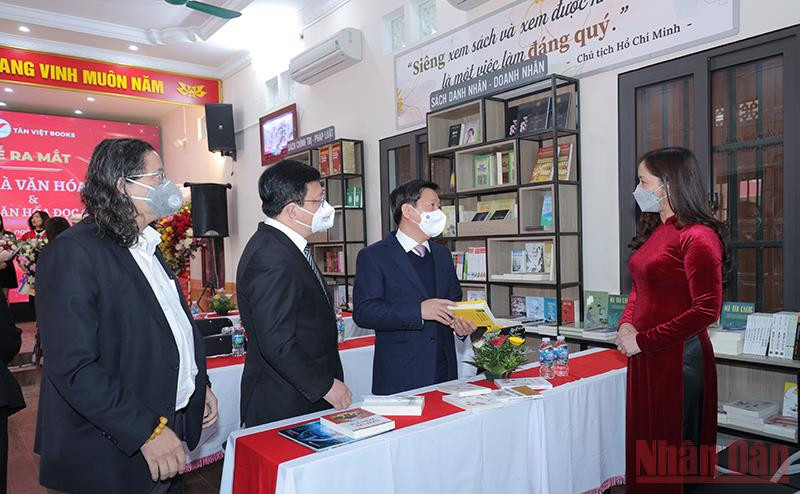 Lãnh đạo Ban Tuyên giáo Trung ương nghe giới thiệu về mô hình Nhà văn hóa và Không gian văn hóa đọc cộng đồng với hơn 6 nghìn đầu sách, báo, tạp chí… các thể loại cho mọi lứa tuổi.