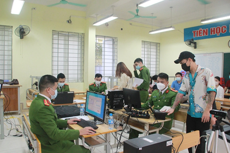 Công an quận Hoàng Mai phối hợp Công an phường Mai Động làm thủ tục cấp CCCD gắn chíp cho người dân tại điểm tiêm chủng.