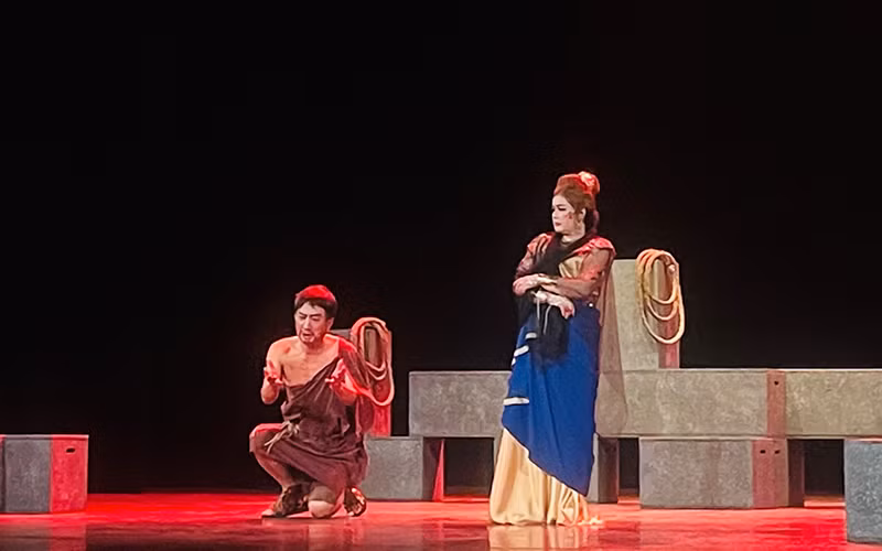 Cảnh trong vở diễn “Vụ án người đốt đền”. (Ảnh: Trang Anh)