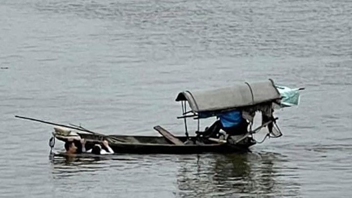 Thượng úy QNCN Ngô Văn Thứ dũng cảm lao mình xuống sông cứu người đuối nước. (Ảnh: TTXVN)