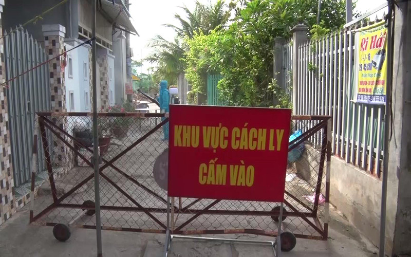 Phong tỏa tạm thời 14 hộ dân, với 46 nhân khẩu đang sống tại tổ 4, xã Long Thượng (huyện Cần Giuộc) do bệnh nhân C (SN 2003) dương tính với SARS-COV-2.