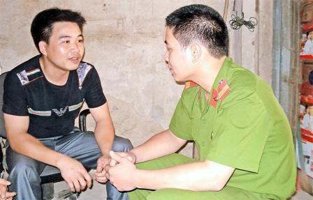 Công an huyện Kim Bôi hỏi thăm, động viên Trần Xuân Thắng.