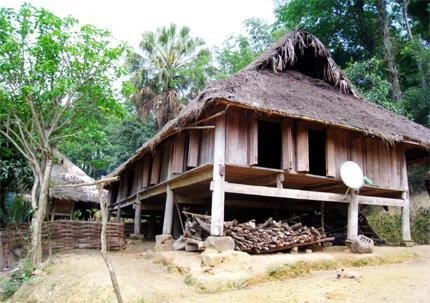 Những nếp nhà sàn cổ ở bản Thấu có sức hấp dẫn khách du dịch đến tham quan.