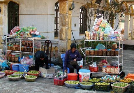 Chợ nông sản trên đỉnh Mẫu Sơn.