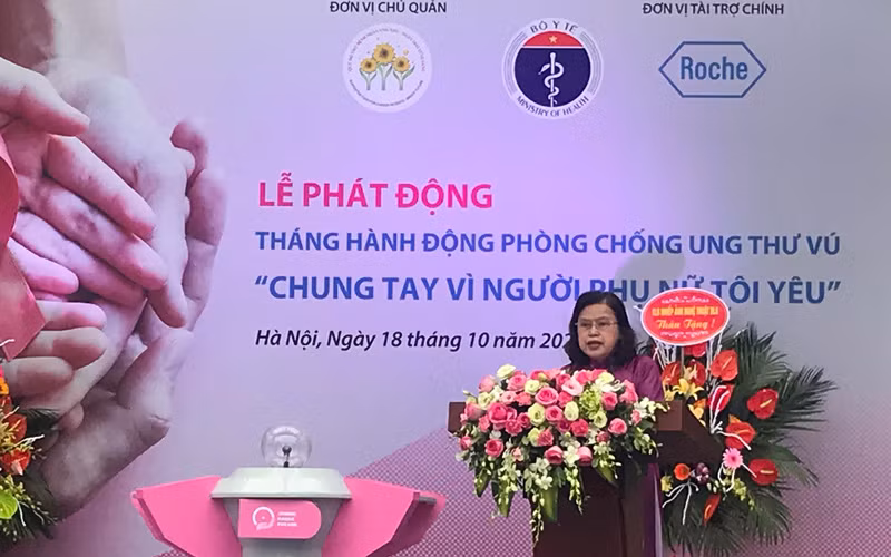 PGS. TS Nguyễn Thị Xuyên, Chủ tịch Tổng hội Y học Việt Nam, Chủ tịch Quỹ Hỗ trợ bệnh nhân ưng thư – Ngày mai tươi sáng, phát biểu tại lễ phát động