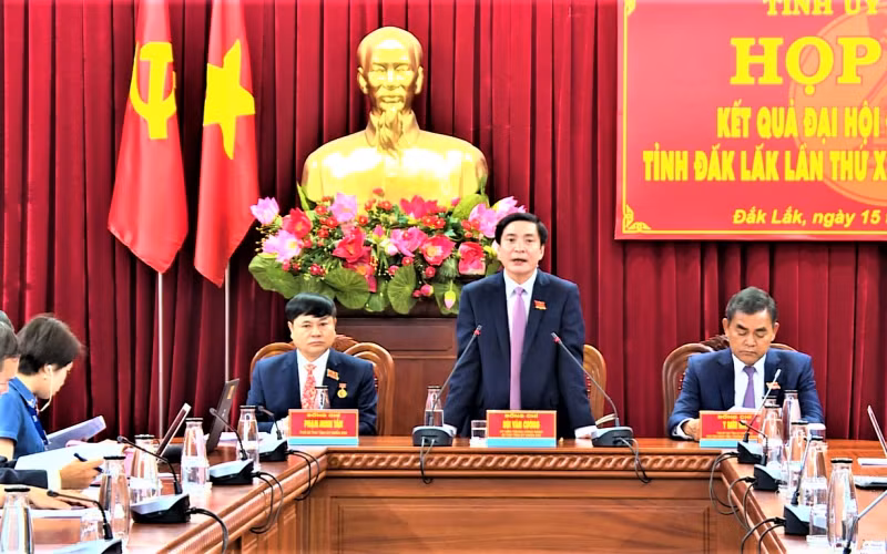 Đồng chí Bùi Văn Cường, Ủy viên Trung ương Đảng, Bí thư Tỉnh ủy Đắk Lắk phát biểu tại buổi họp báo.