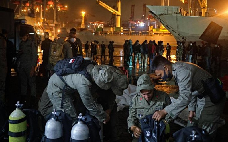 Hải quân Indonesia đã huy động bảy tàu để tìm kiếm máy bay bị mất tích. (Ảnh: Getty Images)