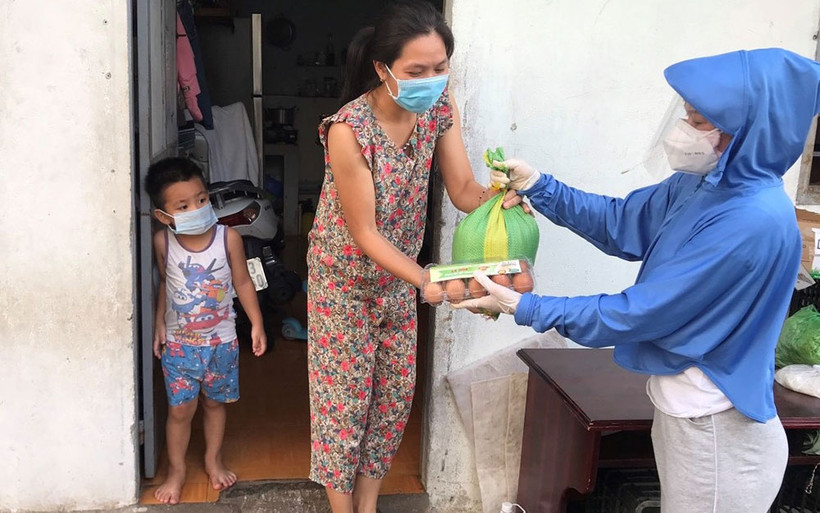 Trao quà hỗ trợ cho những hộ nghèo tại phường 7, TP Vũng Tàu (Bà Rịa-Vũng Tàu).