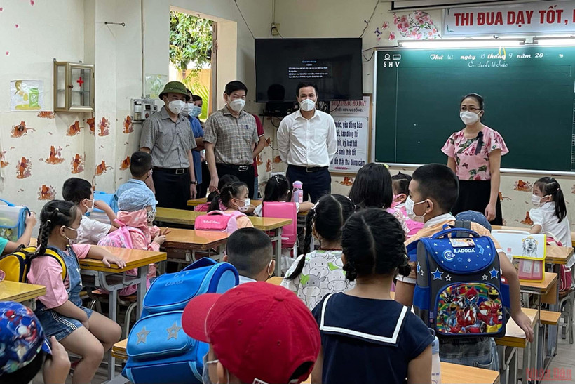 Lãnh đạo tỉnh Hải Dương kiểm công tác phòng, chống dịch Covid-19 tại trường tiểu học Tô Hiệu.