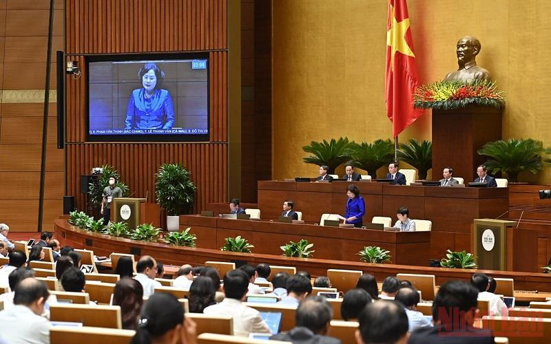 Thống đốc Ngân hàng Nhà nước Việt Nam Nguyễn Thị Hồng trả lời chất vấn của đại biểu Quốc hội chiều 8/6. (Ảnh: KHOA NGUYÊN)