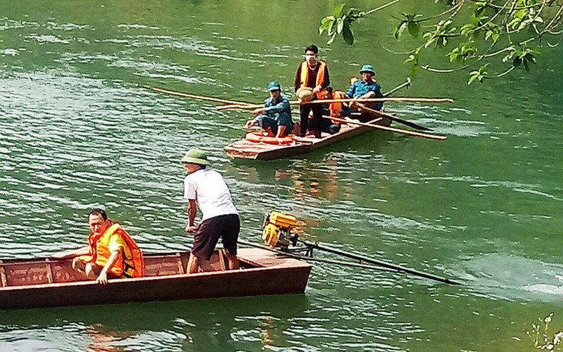 Lực lượng cứu hộ tìm kiếm người bị nạn.