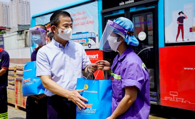 Lãnh đạo LĐLĐ TP Hà Nội trao 100 suất quà cho Công ty TNHH ABB Power Grids Việt Nam (quận Hoàng Mai, Hà Nội).