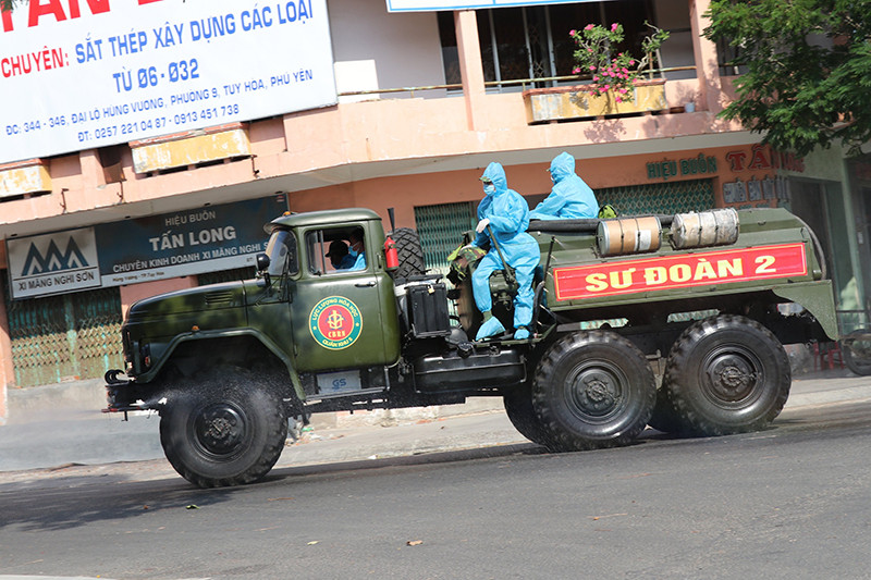 Lực lượng Phòng hóa Bộ Tư lệnh Quân khu V phun thuốc khử khuẩn chống dịch tại Phú Yên. 