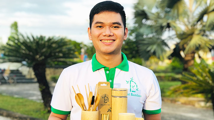 Hoàng Nhân với các sản phẩm được làm từ tre của Đà Lạt Bamboo.