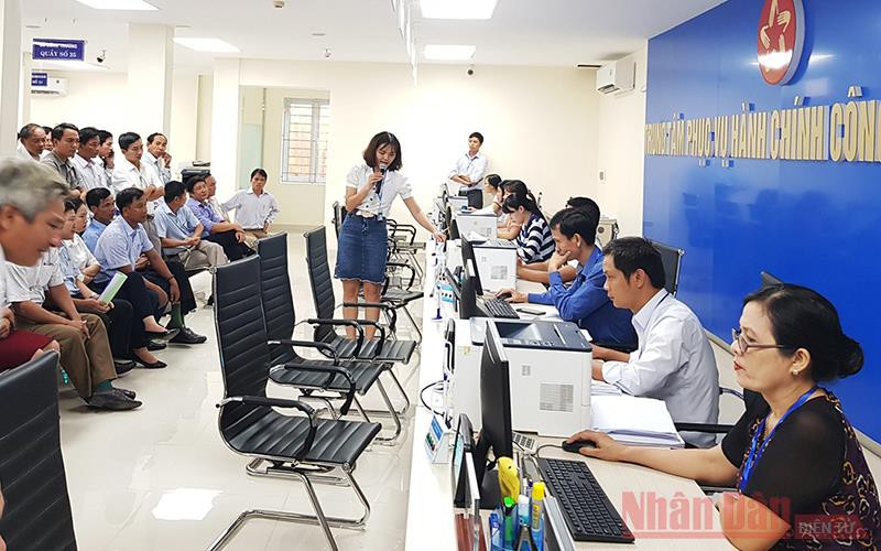 Cán bộ Trung tâm phục vụ Hành chính công tỉnh Quảng Trị giới thiệu quy trình tiếp nhận và trả kết quả giải quyết TTHC cho cán bộ xã, phường, thị trấn. Ảnh: LÂM QUANG HUY