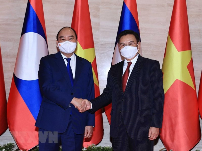 Chủ tịch nước Nguyễn Xuân Phúc hội kiến Chủ tịch Quốc hội Lào Saysomphone Phomvihane. (Ảnh: TTXVN)