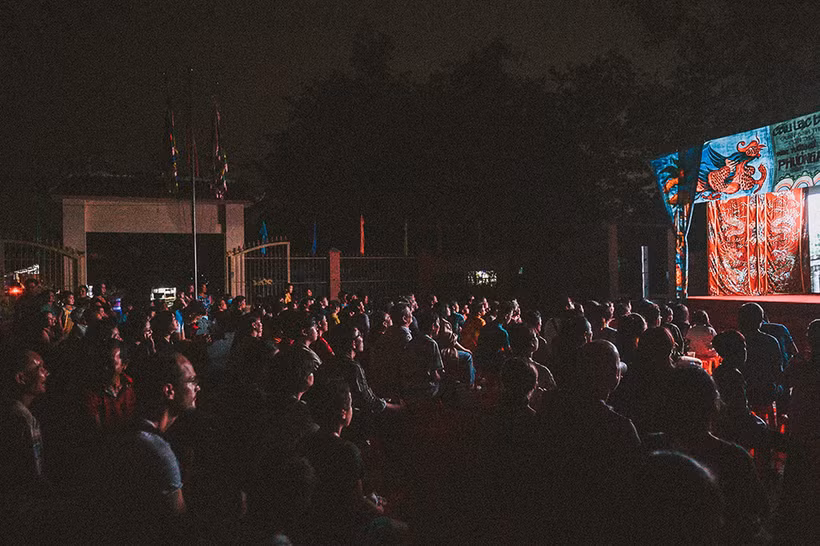 Khán giả xem chật kín trong buổi chiếu của đoàn làm phim tại Cần Thơ. 