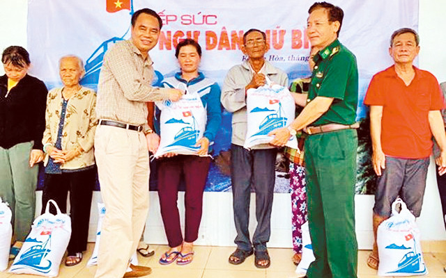 Ông Nguyễn Văn Tưởng cùng đại diện Bộ Chỉ huy Bộ đội Biên phòng tỉnh Khánh Hòa trong buổi trao quà cho ngư dân tỉnh Khánh Hòa.