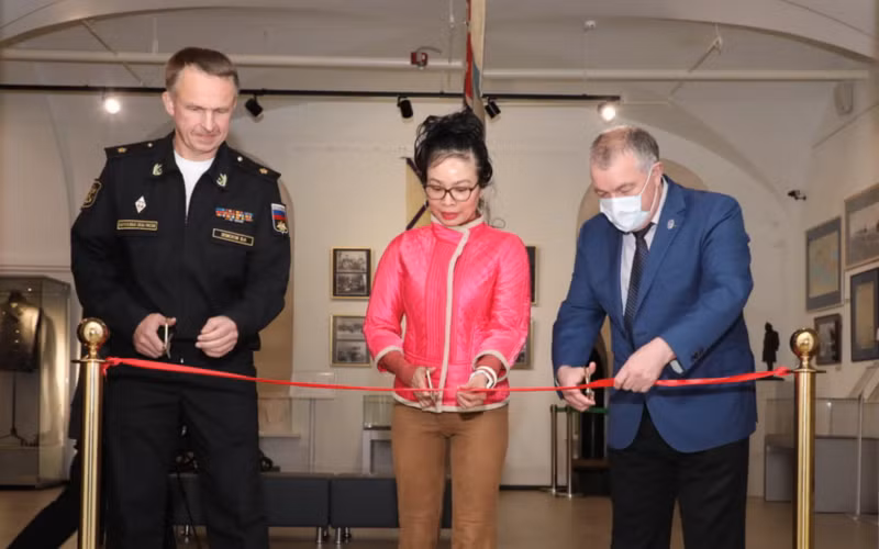 Tham tán Công sứ Nguyễn Quỳnh Mai và Giám đốc Bảo tàng Hải quân Trung ương Nga Ruslan Nekhai (bên phải) cắt băng khai mạc Triển lãm.