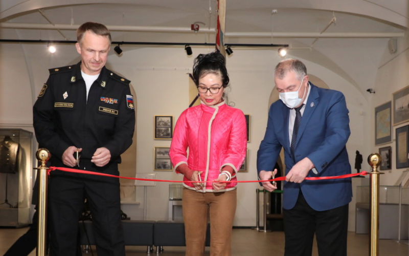 Tham tán Công sứ Nguyễn Quỳnh Mai và Giám đốc Bảo tàng Hải quân Trung ương Nga Ruslan Nekhai (bên phải) cắt băng khai mạc Triển lãm.