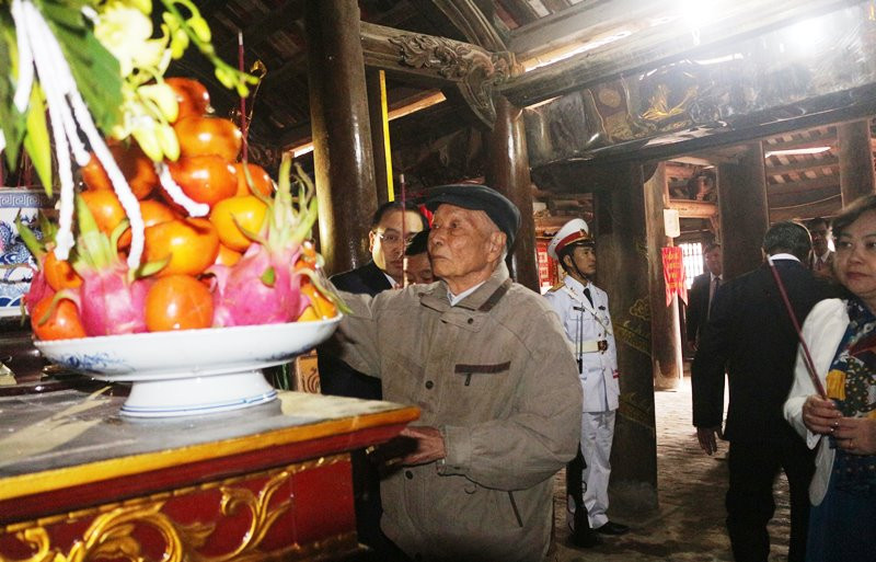 Dâng hương tại đình Triều Hội nhân Kỷ niệm 90 năm Ngày truyền thống cách mạng Bồ Đề.