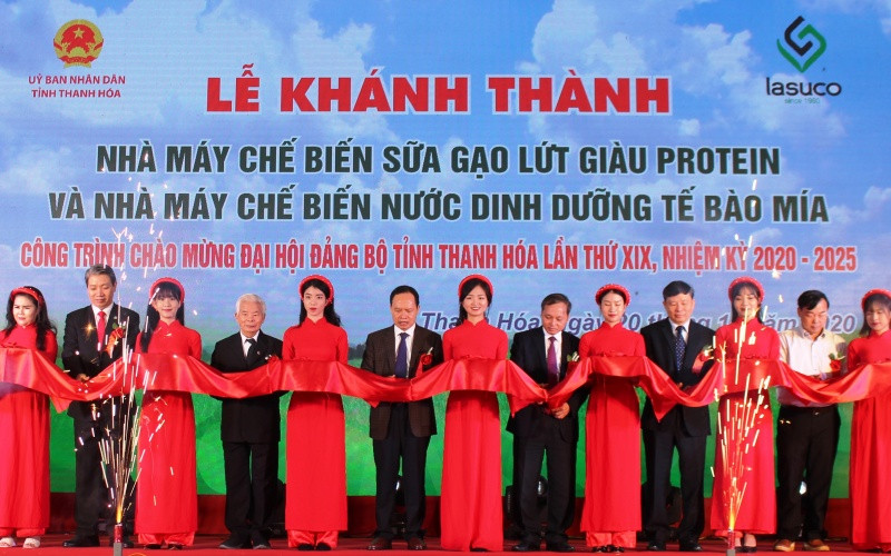 Các đại biểu cắt băng khánh thành hai nhà máy chế biến đồ uống cao cấp.