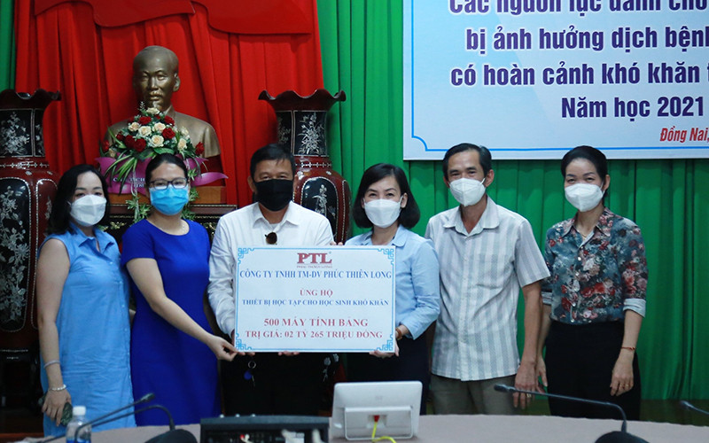 Giám đốc Sở Giáo dục và Đào tạo Đồng Nai Trương Thị Kim Huệ tiếp nhận bảng tượng trưng thiết bị học trực tuyến từ doanh nghiệp.