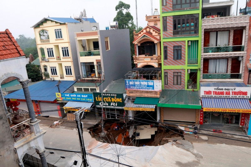 Khu vực bị sụt lún gây nguy hiểm cho cuộc sống người dân (Ảnh: Lê Phú)