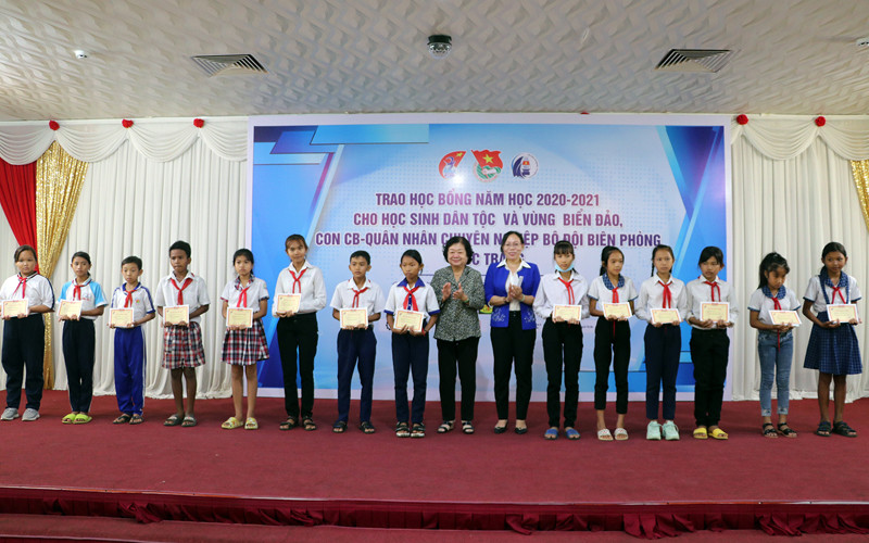 Nguyên Phó Chủ tịch nước Trương Mỹ Hoa và lãnh đạo tỉnh trao học bổng cho các học sinh dân tộc thiểu số vượt khó học giỏi tại Sóc Trăng.